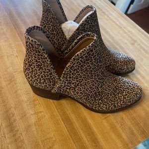 Booties size 9 women. Never worn. Excellent condition.